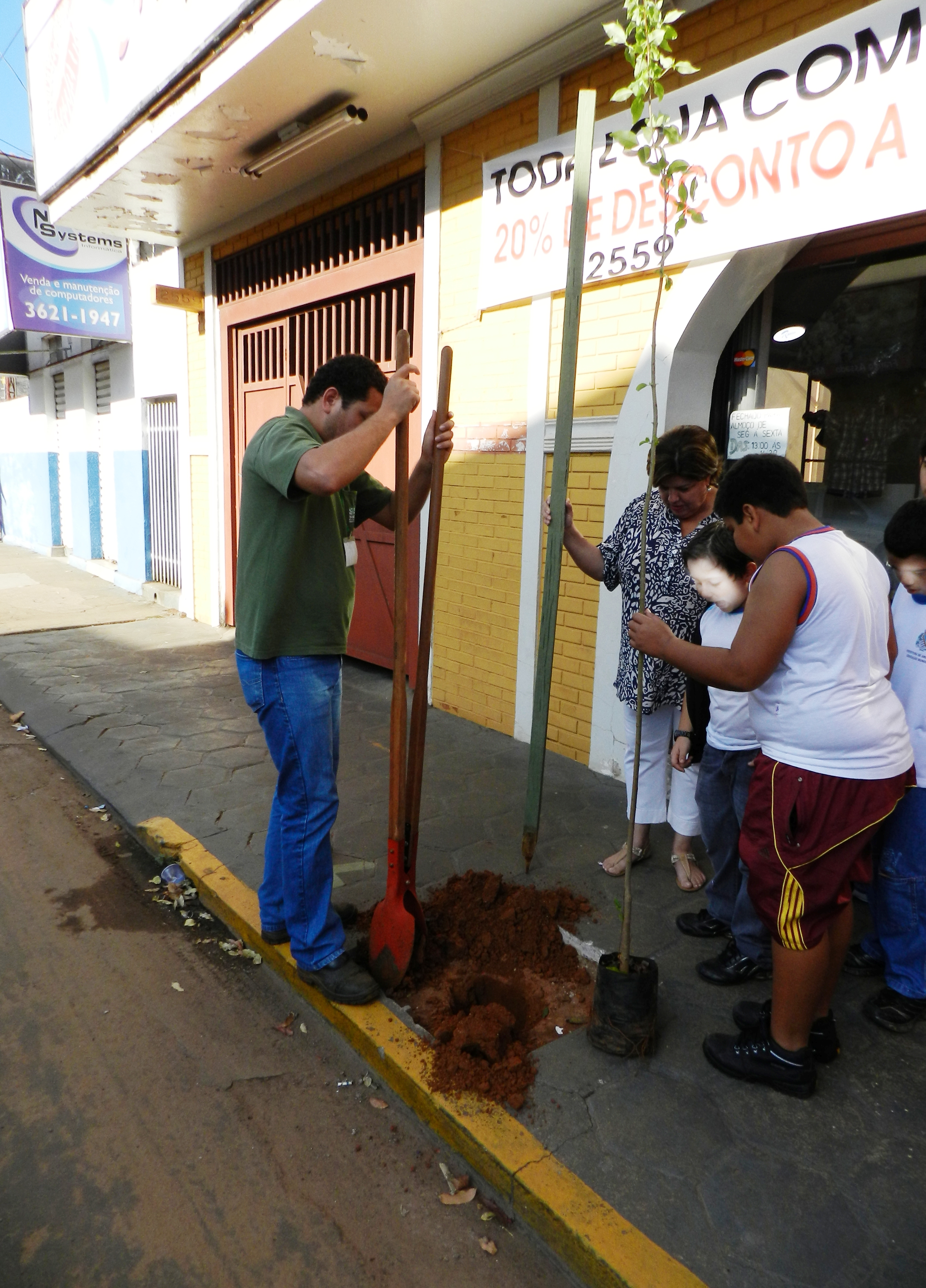 Tieza e sua equipe participam de plantio na Marcílio Dias