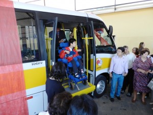 Crianças estreiam o micro-ônibus