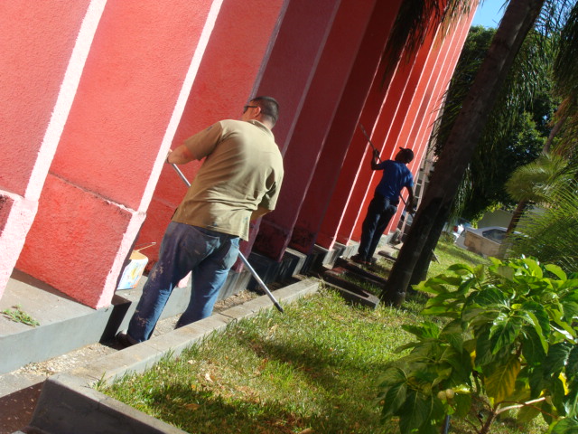 Funcionários da SOSP realizam pintura na Biblioteca Municipal