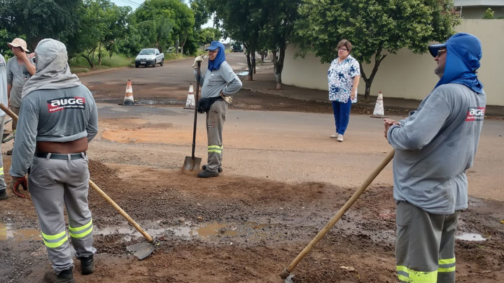 Tieza visita bairro Concórdia para acompanhar obras de pavimentação