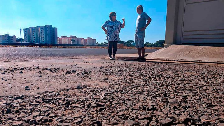 Vila Alba: moradores pedem ajuda a Tieza para recapeamento de rua danificada por caminhões