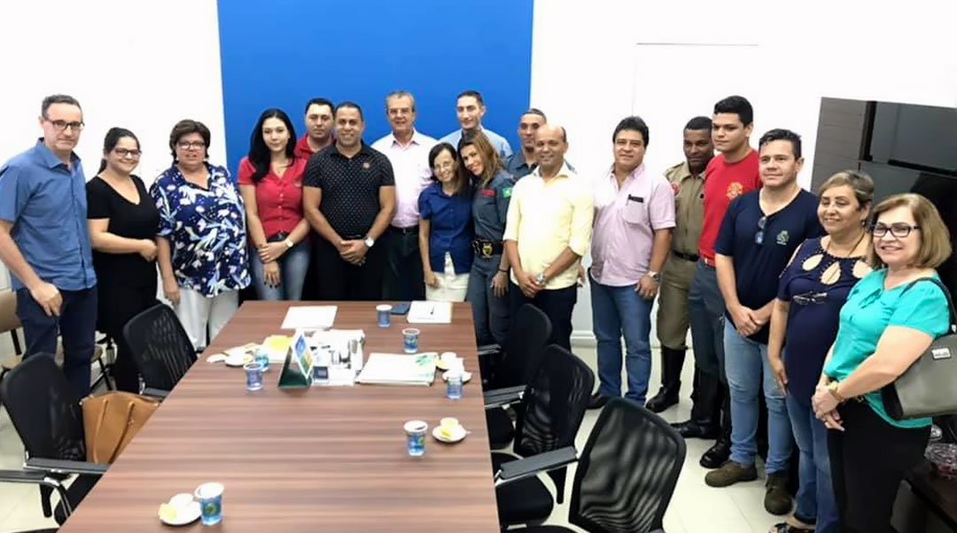 Tieza destaca participação de mulheres na equipe durante assinatura de lei sobre bombeiros civis