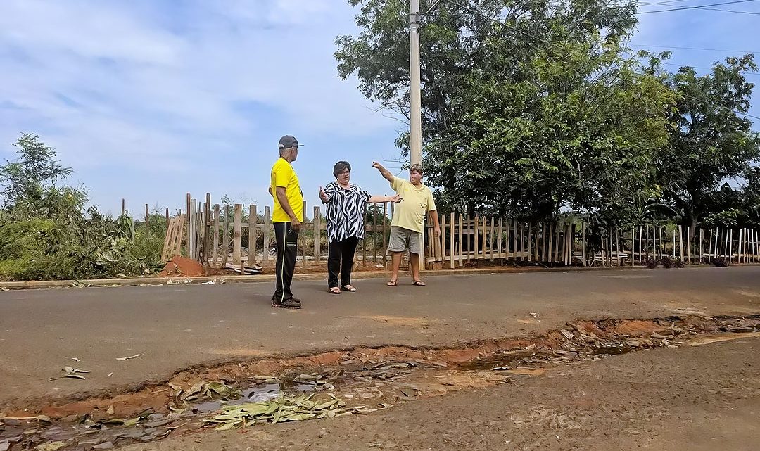 Moradores do bairro São José pedem ajuda a Tieza por causa de buracos