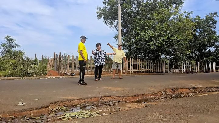 Moradores do bairro São José pedem ajuda a Tieza por causa de buracos