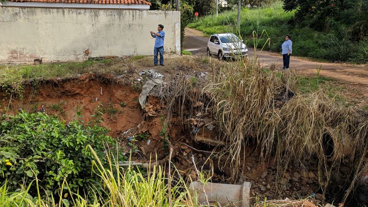 Tieza tentar evitar que cratera derrube casa no bairro Nova Iorque