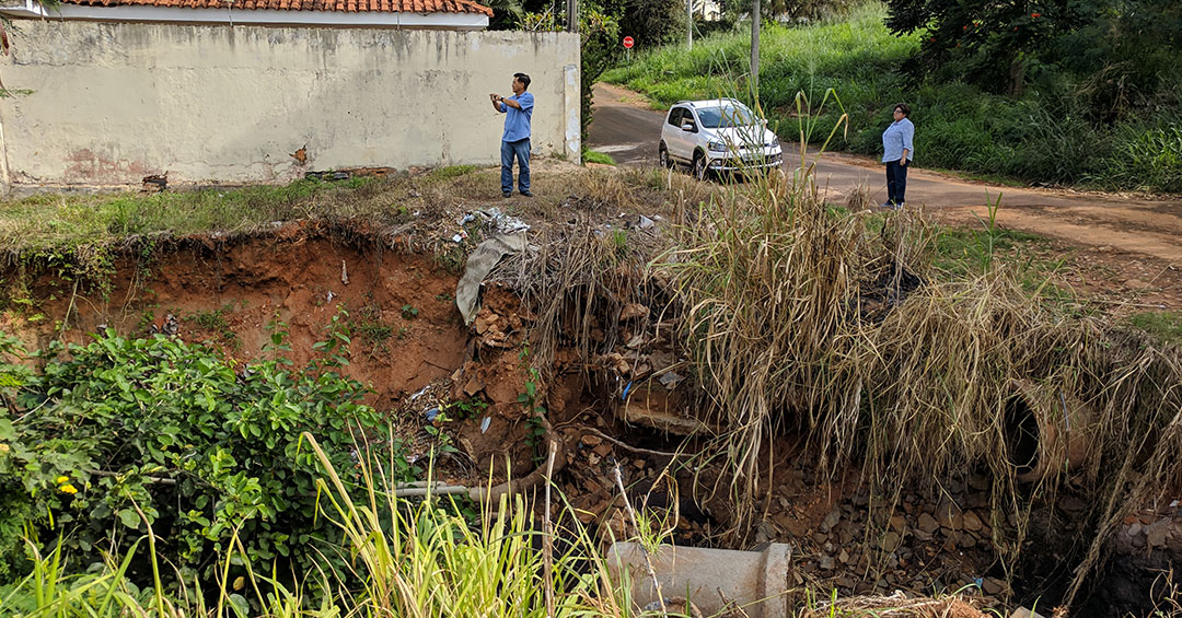 Tieza tentar evitar que cratera derrube casa no bairro Nova Iorque