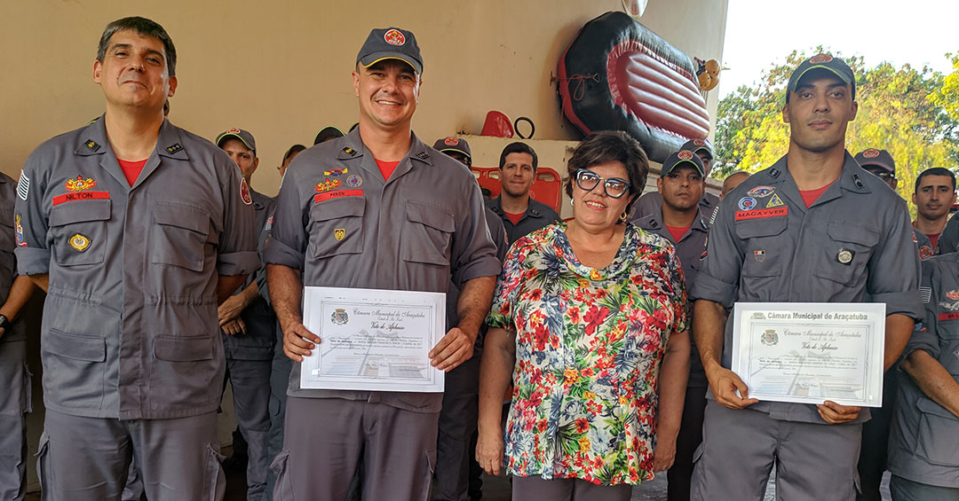 Tieza entrega voto de aplauso a bombeiros de Araçatuba que atuaram em Brumadinho