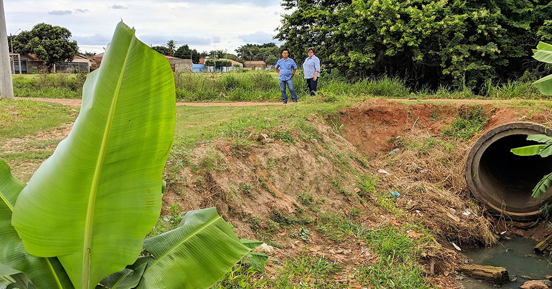 Tieza mostra a engenheiro da Prefeitura problemas de erosão em rua do Jardim Primavera