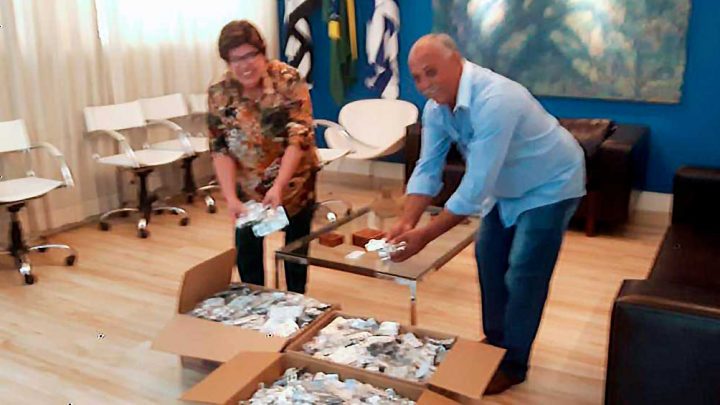 Tieza recebe três caixas de cartelas vazias de remédio do presidente da Câmara de Lavínia