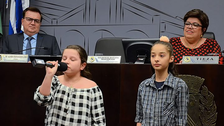 A convite de Tieza, cantoras mirins defendem o meio ambiente durante sessão da Câmara