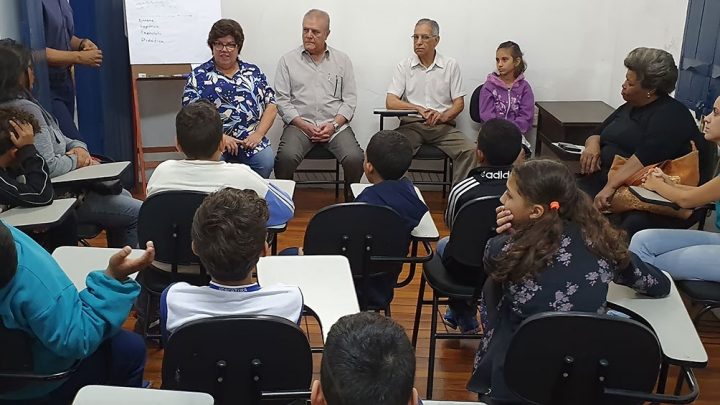 Na Academia Araçatubense de Letras, Tieza fala a estudantes sobre importância da leitura