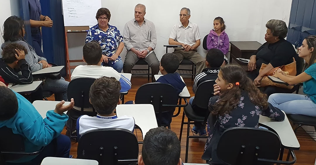 Na Academia Araçatubense de Letras, Tieza fala a estudantes sobre importância da leitura
