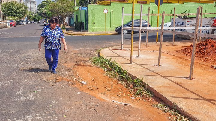Tieza pede Ã  Prefeitura reparo de buraco no asfalto em esquina na Vila Mendonça
