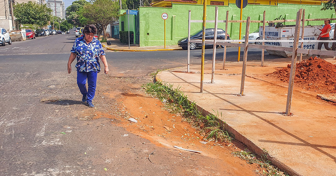 Tieza pede Ã  Prefeitura reparo de buraco no asfalto em esquina na Vila Mendonça