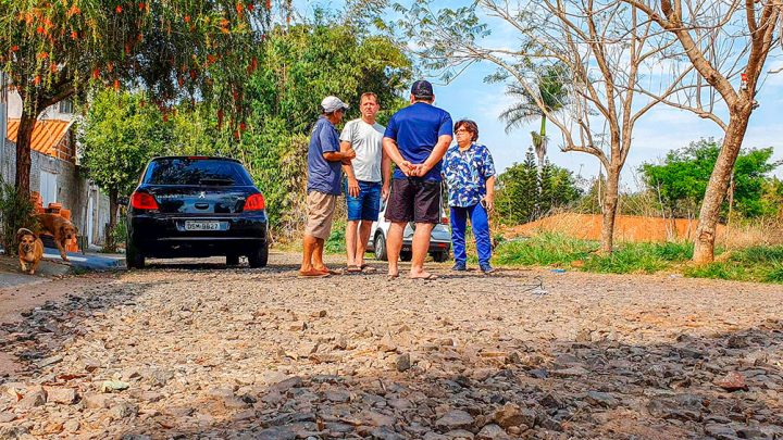 Tieza busca solução para travessa com asfalto esfarelado e lixão a céu aberto no Guanabara