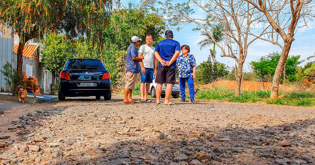 Tieza busca solução para travessa com asfalto esfarelado e lixão a céu aberto no Guanabara