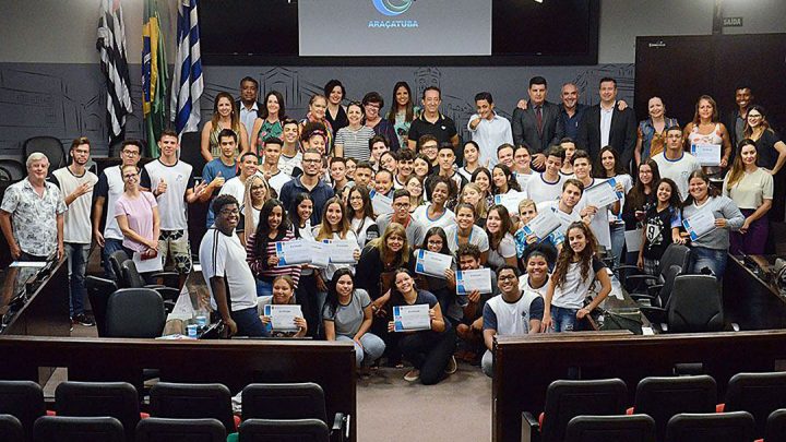 Escola do Legislativo da Câmara de Araçatuba encerra curso básico com entrega de certificados