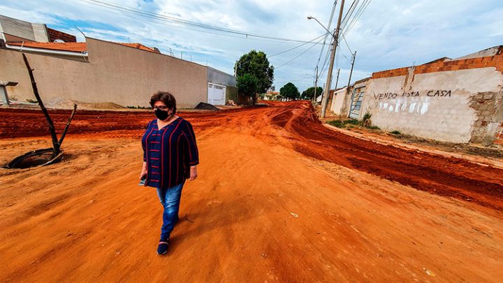 Tieza visita Jardim Moreira para ver andamento de obras de asfaltamento